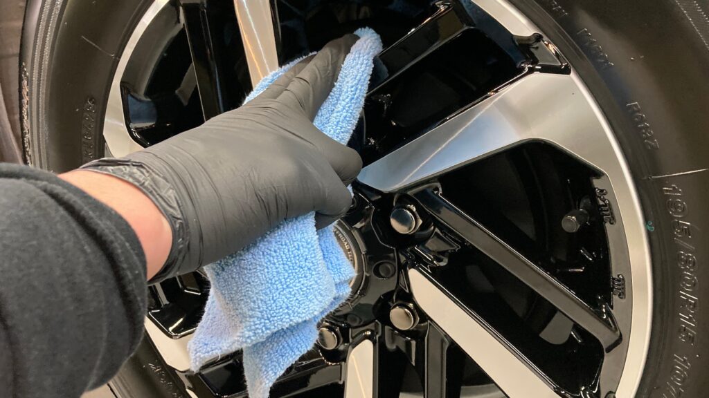 トヨタ・ハイエース：クラスM施工：仕上げ作業工程：ホイールを拭きあげている様子