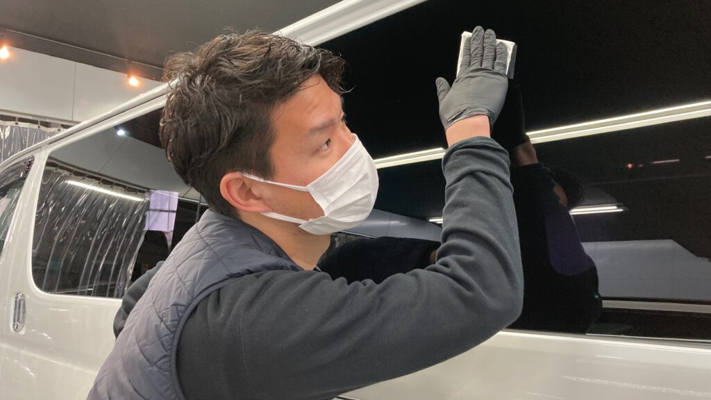 トヨタ・ハイエース：クラスM施工：仕上げ作業工程：ウィンドウ撥水を施工している様子１