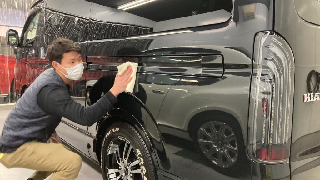 トヨタ・ハイエース：クラスM施工：仕上げ作業工程：コーティング剤を塗布後、レベリングしている様子２