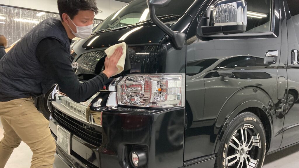 トヨタ・ハイエース：クラスM施工：仕上げ作業工程：コーティング剤を塗布後、レベリングしている様子１
