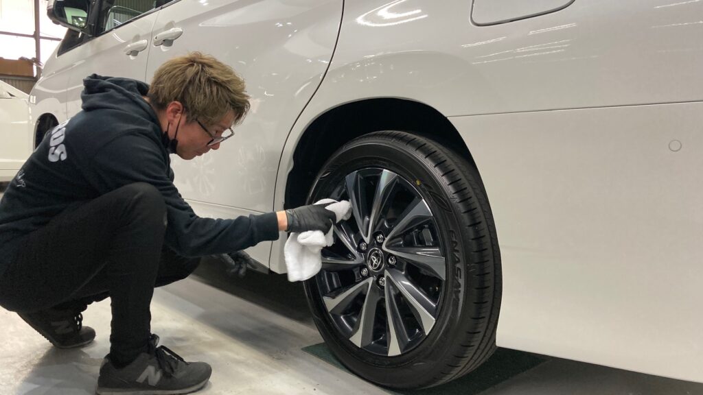 トヨタ・ヴォクシー：クラスM施工：仕上げ作業工程：ホイールを拭き上げている様子