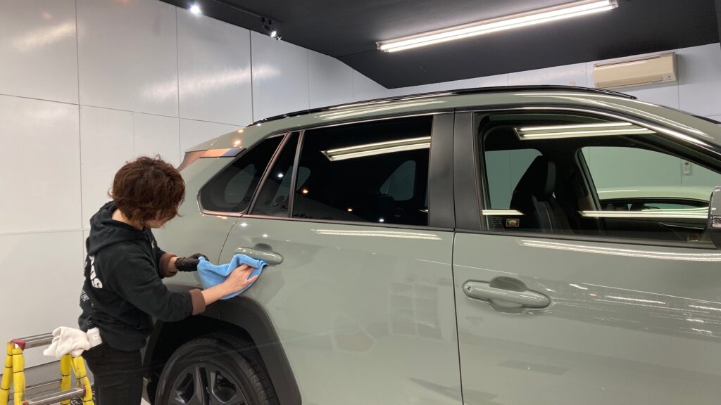 トヨタ・RAV4：クラスM施工：仕上げ作業工程：細部を拭き上げている様子