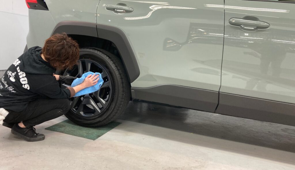 トヨタ・RAV4：クラスM施工：仕上げ作業工程：ホイールを拭き上げている様子