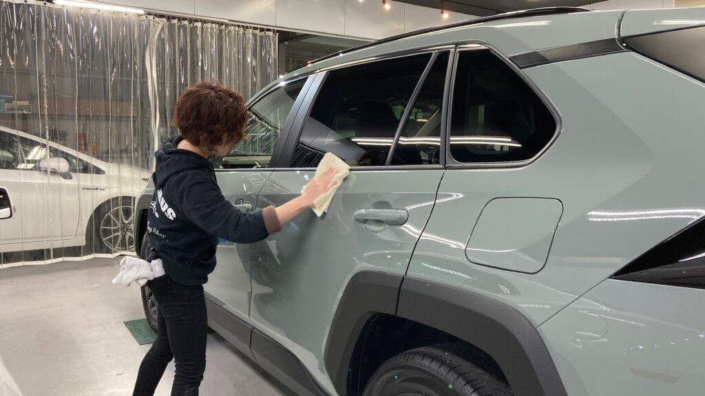 トヨタ・RAV4：クラスM施工：仕上げ作業工程：コーティング剤を塗布しレベリングしている様子２