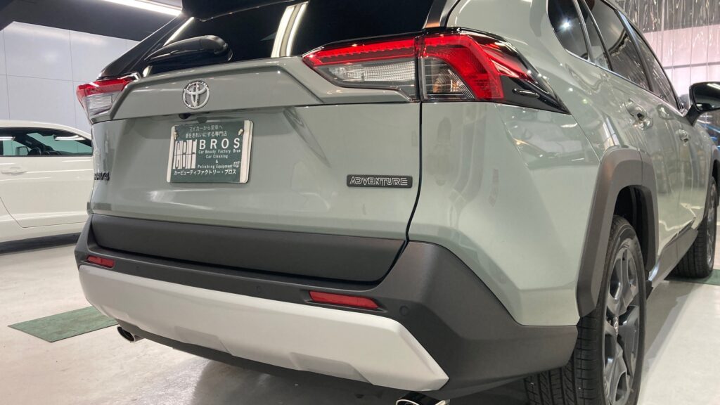 トヨタ・RAV4：クラスM施工：完成写真：リアゲートの写真