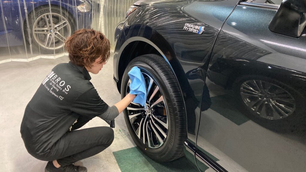 トヨタ・ハリアー：クラスM施工：仕上げ作業工程：愛車パックを施工している様子１