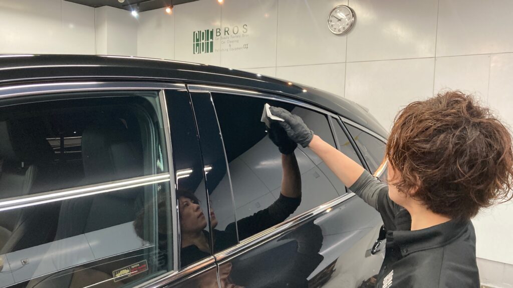 トヨタ・ハリアー：クラスM施工：仕上げ作業工程：愛車パックを施工している様子２
