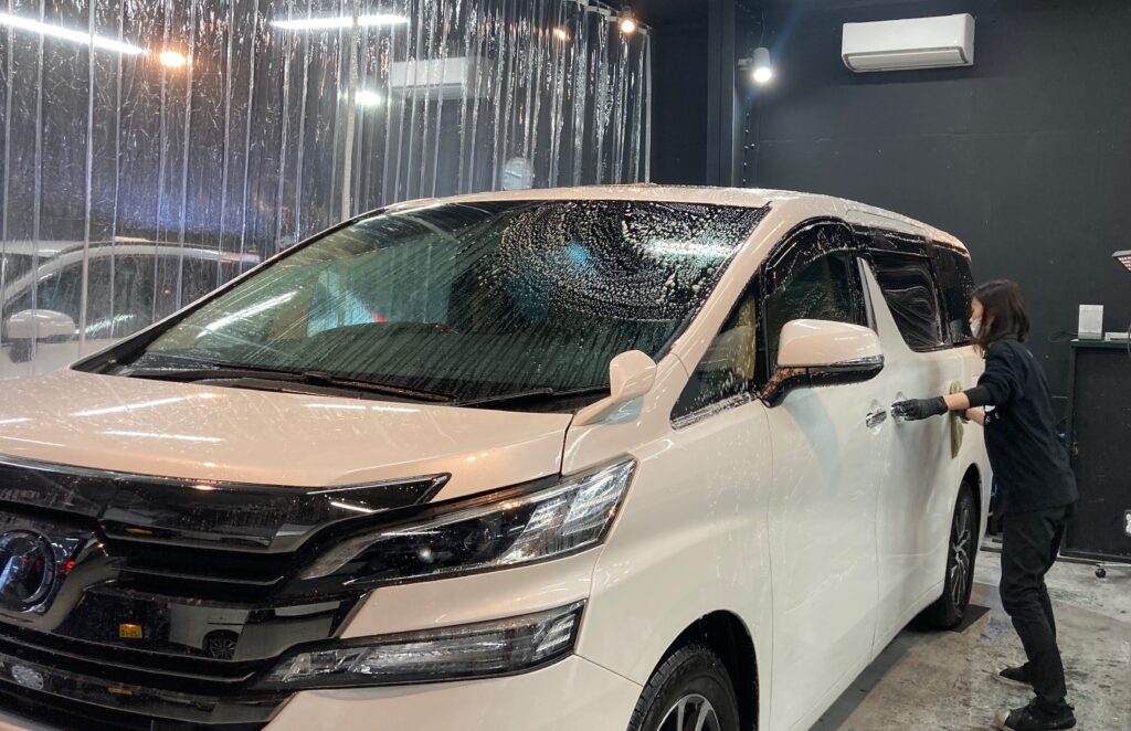 トヨタ・ヴェルファイア：クラスM施工：下地処理工程：洗車、細部洗浄をしている様子