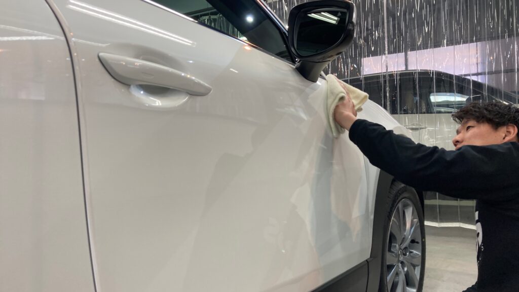 マツダ・CX-30：クラスM施工：仕上げ作業工程：コーティング剤を塗布しレベリングしている様子１