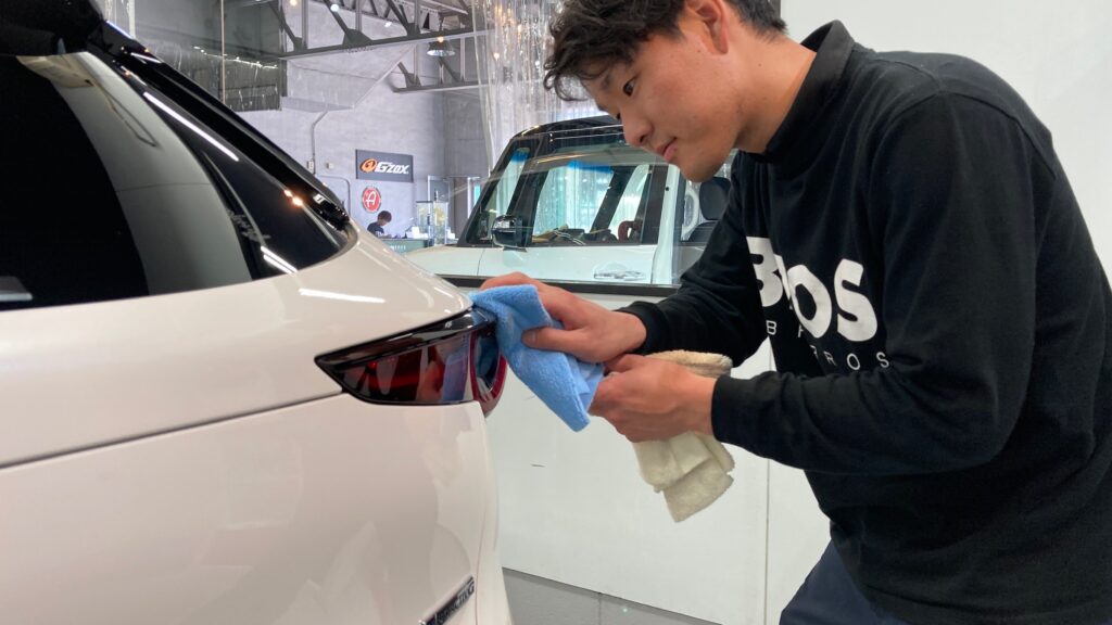 マツダ・CX-30：クラスM施工：仕上げ作業工程：細部を拭き上げている様子