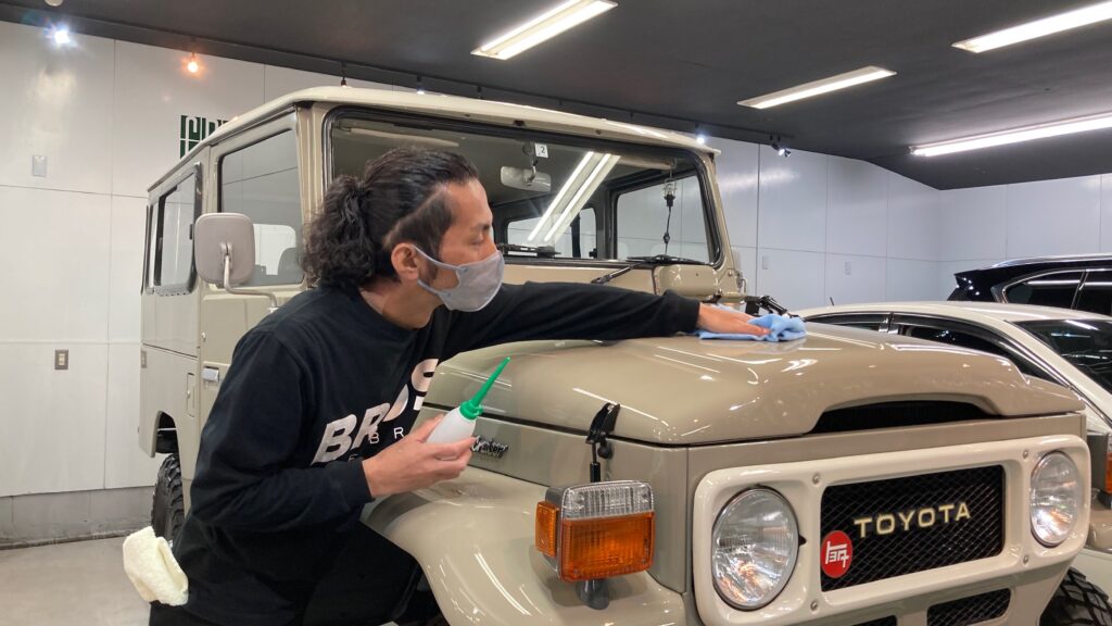トヨタ・ランドクルーザー：クラスM施工：仕上げ作業工程：コーティング剤を塗布している様子