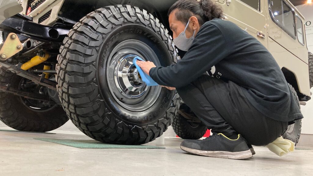 トヨタ・ランドクルーザー：クラスM施工：仕上げ作業工程：ホイールを拭き上げている様子