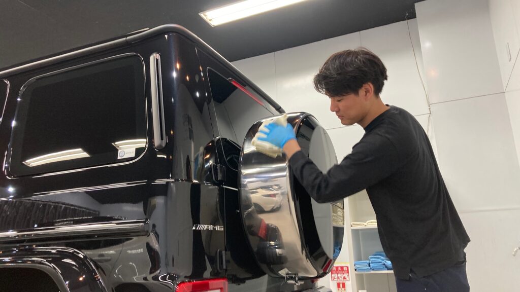 メルセデス・ベンツ・Gクラス：クラスM施工：仕上げ作業工程：コーティング剤塗布し、レベリングしている様子４
