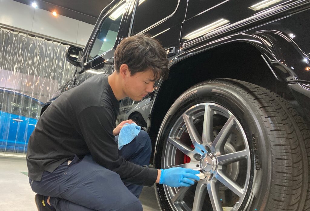 メルセデス・ベンツ・Gクラス：クラスM施工：仕上げ作業工程：ホイールを拭き上げている様子
