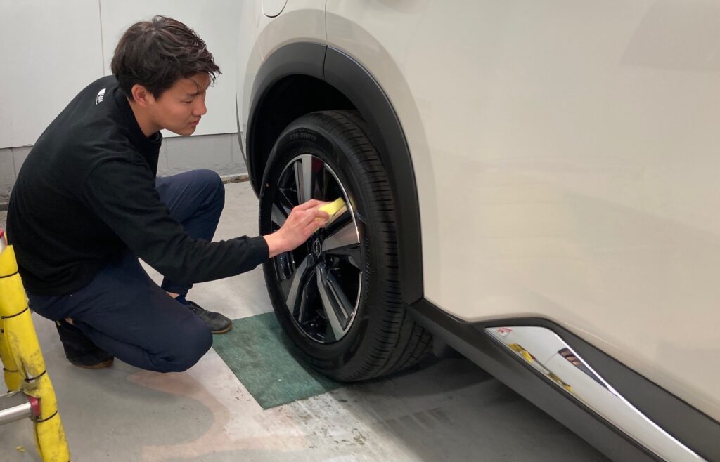 エクストレイル：アドバンスド施工：仕上げ作業工程：愛車パックを施工している様子１