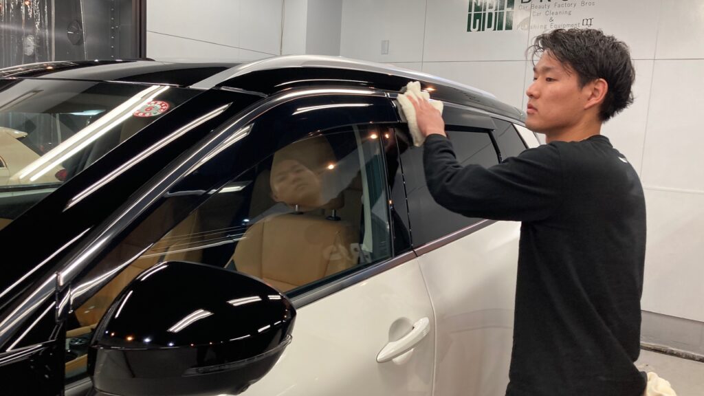 エクストレイル：アドバンスド施工：仕上げ作業工程：愛車パックを施工している様子２