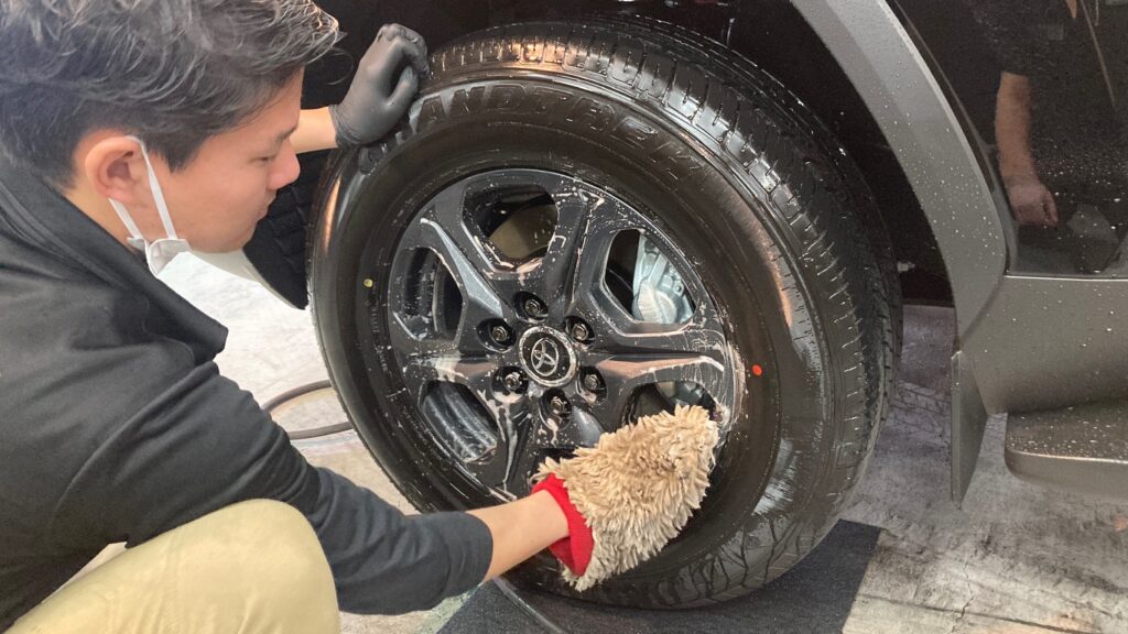 トヨタ・ランドクルーザー：クラスM施工：下地処理工程：ホイールを洗浄している様子