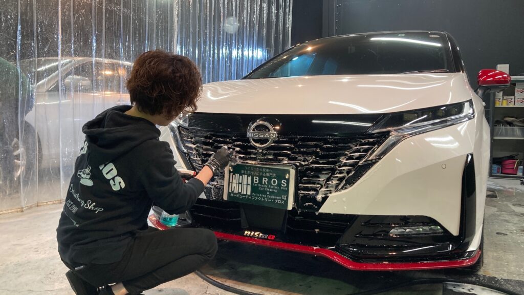 日産・ノートオーラ：セラミックコーティング施工：下地処理工程：グリルを洗浄している様子