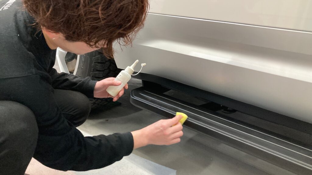 ディフェンダー：クラスM施工：仕上げ作業工程：樹脂パーツにコーティング剤を塗布し、レベリングしている様子