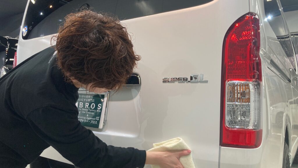 トヨタ・ハイエース：クラスM施工：仕上げ作業工程：コーティング剤を塗布後、レベリングしている様子２