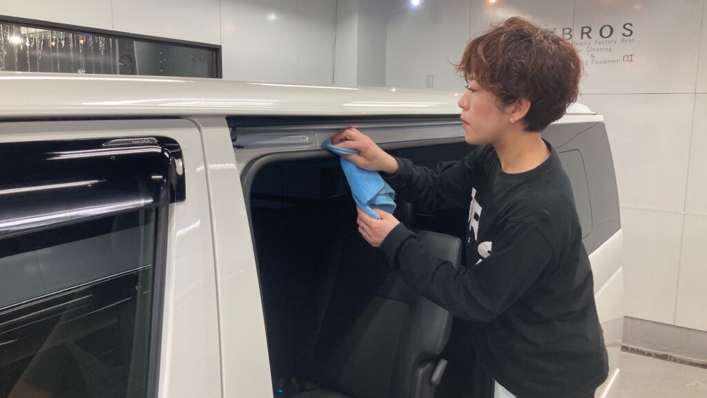 トヨタ・ハイエース：クラスＭ施工：仕上げ作業工程：エッジを拭き上げている様子