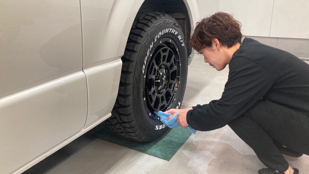 トヨタ・ハイエース：クラスM施工：仕上げ作業工程：ホイールを拭き上げている様子
