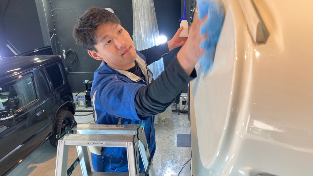 アネックス・リバティ：コーティング施工：仕上げ作業工程：コーティング剤を塗布し、レベリングしている様子１