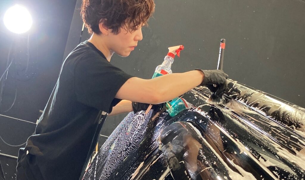 フォード・エクスプローラー：クラスM施工：下地処理工程：細部を洗浄している様子２