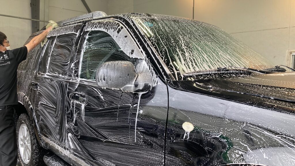フォード・エクスプローラー：クラスM施工：下地処理工程：洗車している様子