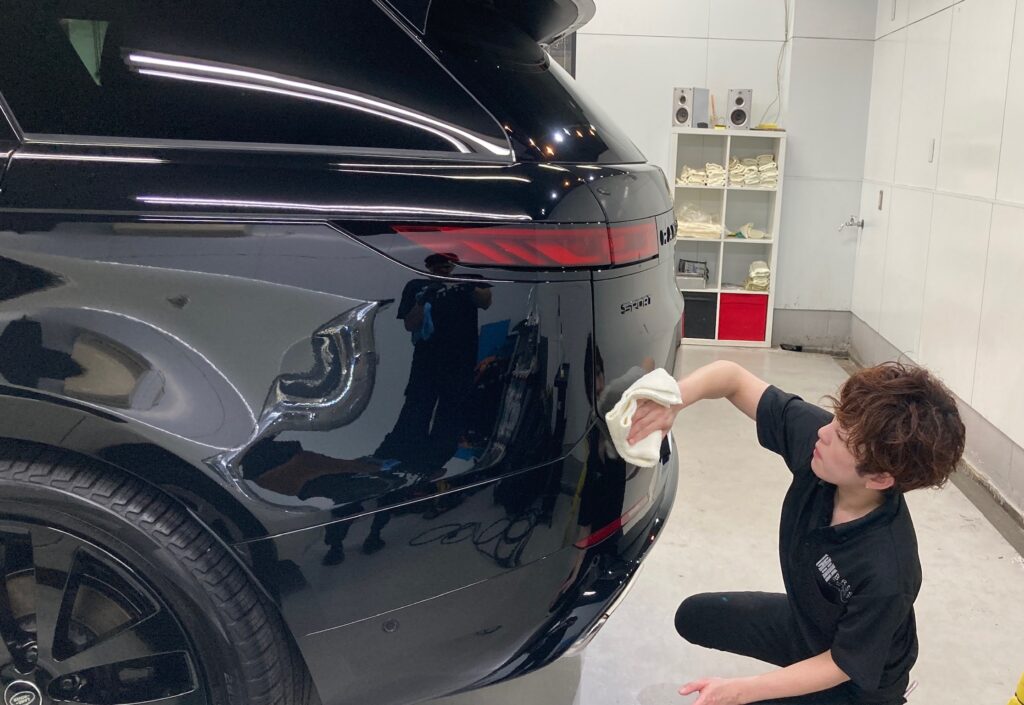 ランドローバー・レンジローバースポーツ：クラスM施工：仕上げ作業工程：コーティング剤を塗布後レベリングしている様子１