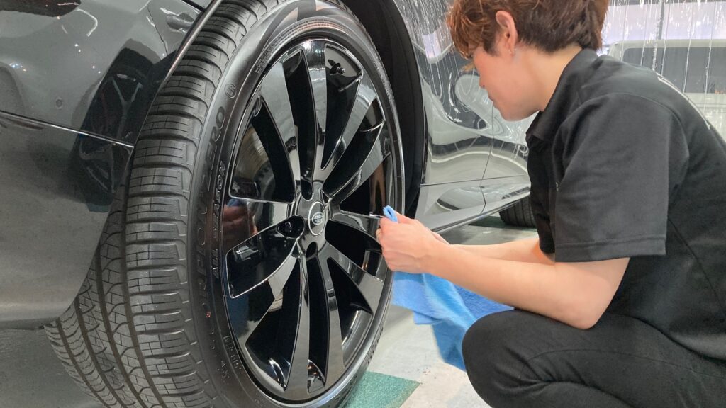 ランドローバー・レンジローバースポーツ：クラスM施工：仕上げ作業工程：ホイールを拭き上げている様子