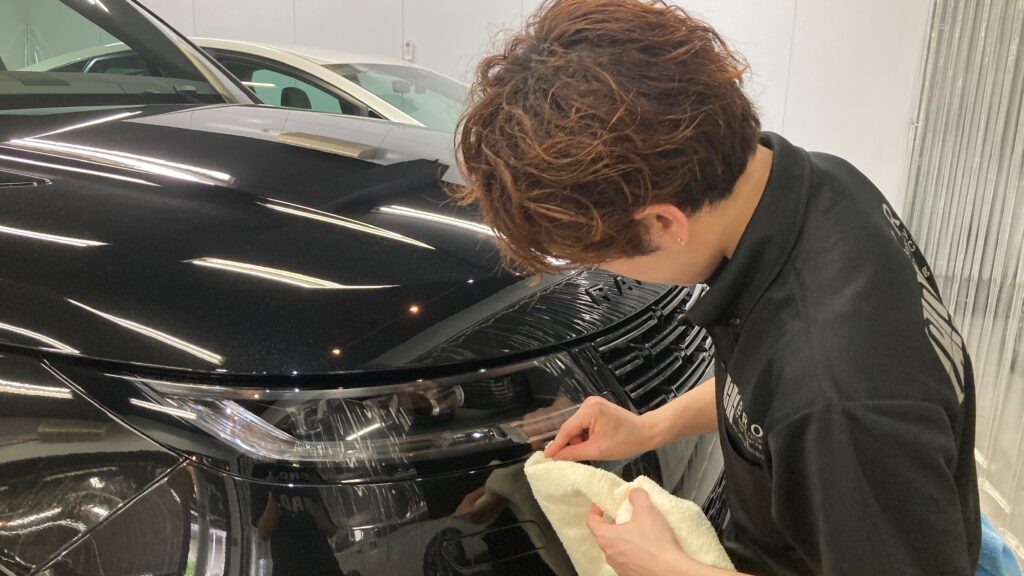 ランドローバー・レンジローバースポーツ：クラスM施工：仕上げ作業工程：細部を拭き上げている様子