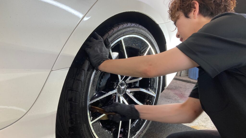 メルセデス・ベンツ・GLC：クラスM施工：下地処理工程：ホイールを洗浄している様子