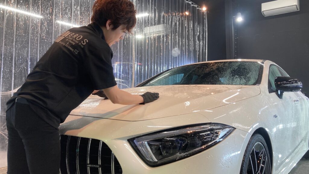 メルセデス・ベンツ・GLC：クラスM施工：下地処理工程：鉄粉除去をしている様子
