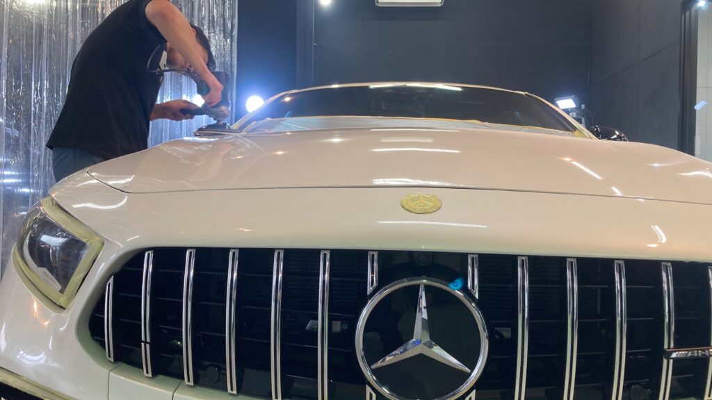 メルセデス・ベンツ・GLC：クラスM施工：下地処理工程：研磨している様子１