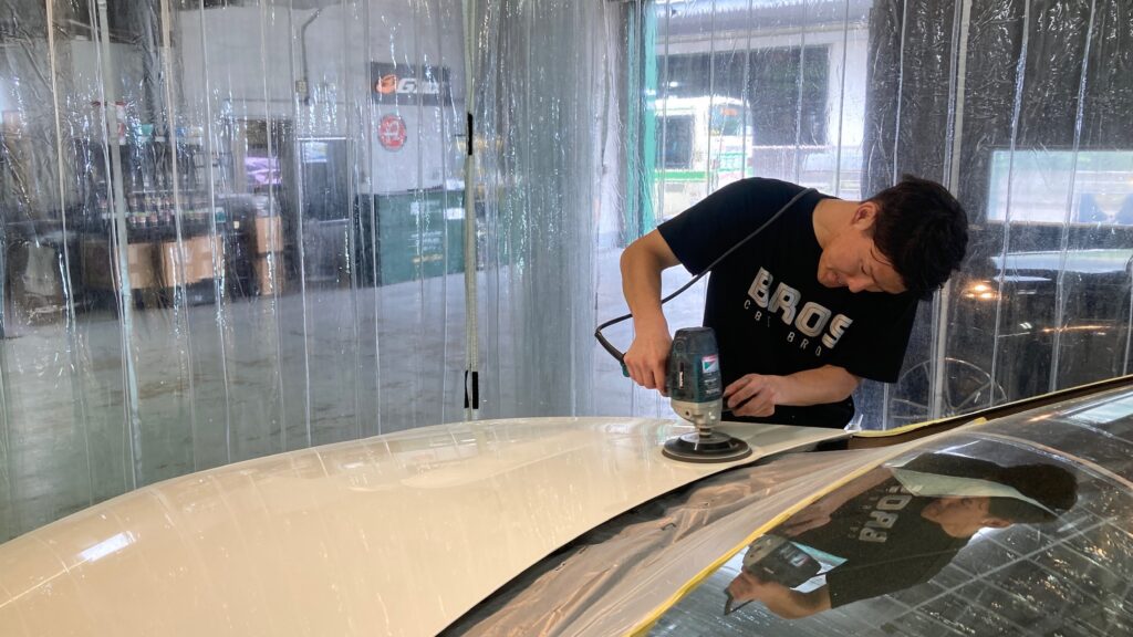 メルセデス・ベンツ・GLC：クラスM施工：下地処理工程：研磨している様子２