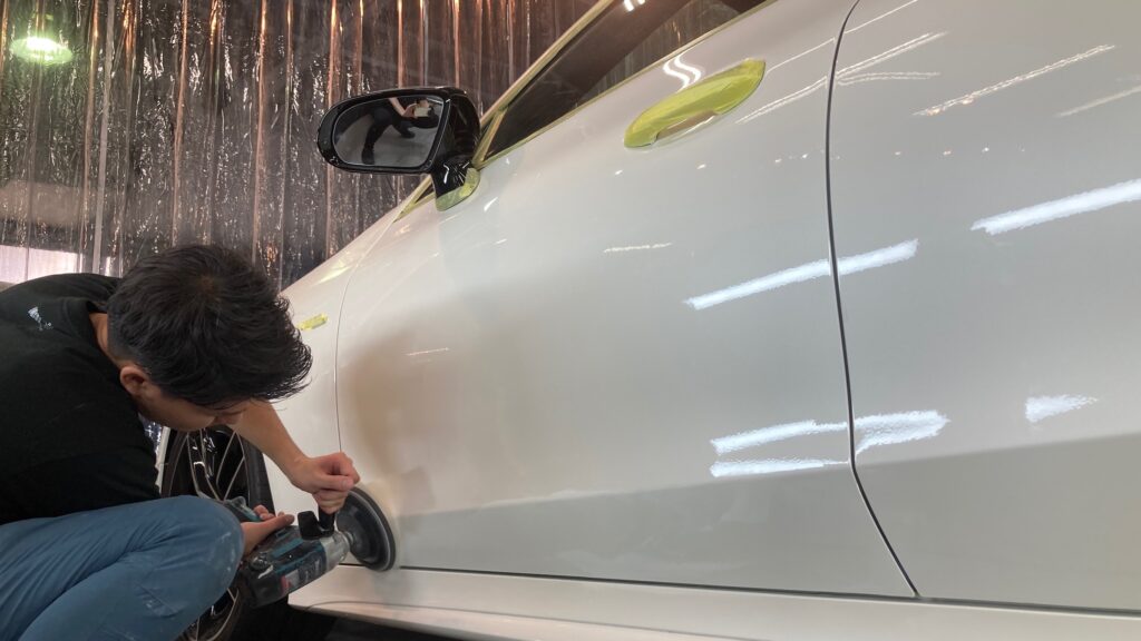 メルセデス・ベンツ・GLC：クラスM施工：下地処理工程：研磨している様子４