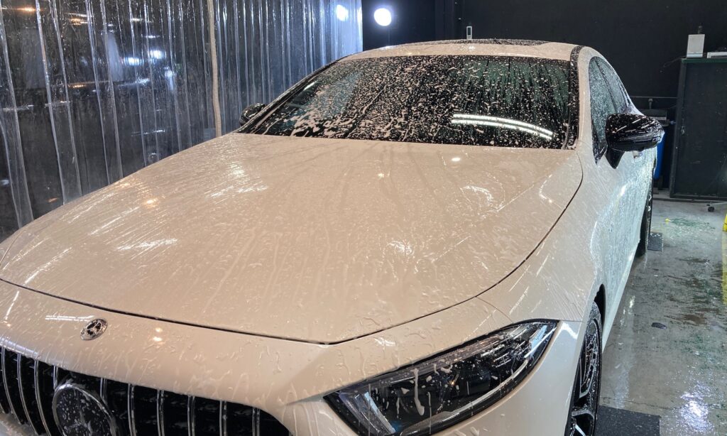 メルセデス・ベンツ・GLC：クラスM施工：下地処理工程：洗車している様子