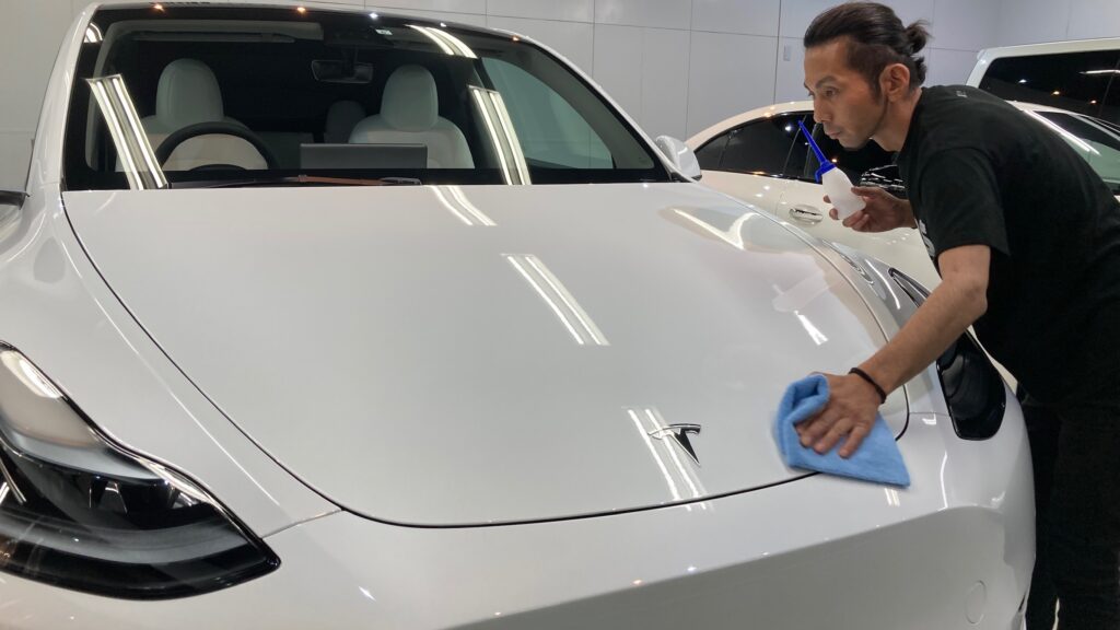 テスラ・モデルY：クラスM施工：仕上げ作業工程：コーティング剤を塗布している様子１
