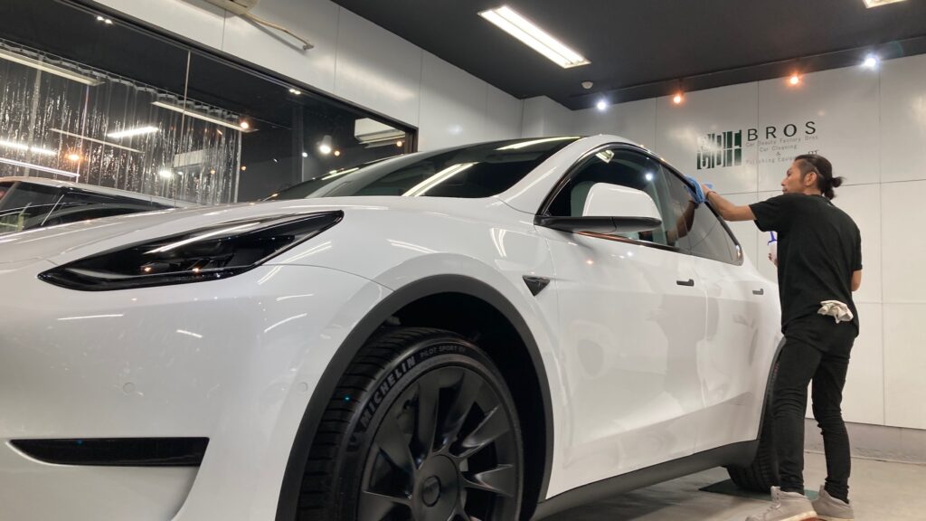 テスラ・モデルY：クラスM施工：仕上げ作業工程：コーティング剤を塗布している様子２