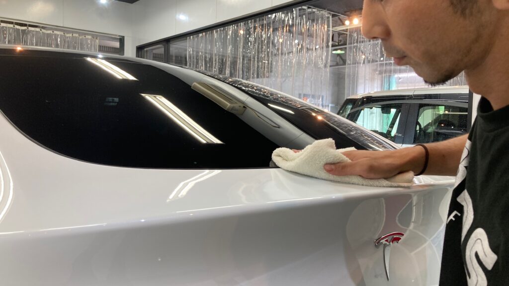 テスラ・モデルY：クラスM施工：仕上げ作業工程：コーティング剤を塗布後、レベリングしている様子１