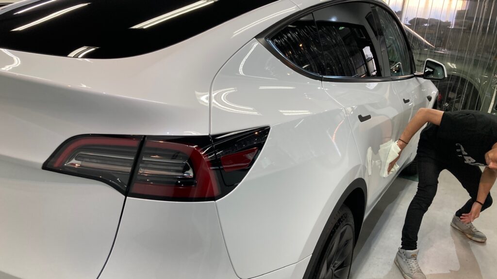 テスラ・モデルY：クラスM施工：仕上げ作業工程：コーティング剤を塗布後、レベリングしている様子２