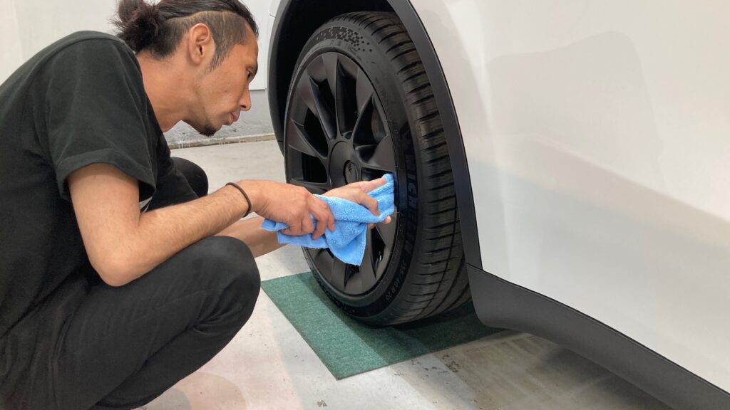 テスラ・モデルY：クラスM施工：仕上げ作業工程：ホイールを拭き上げている様子