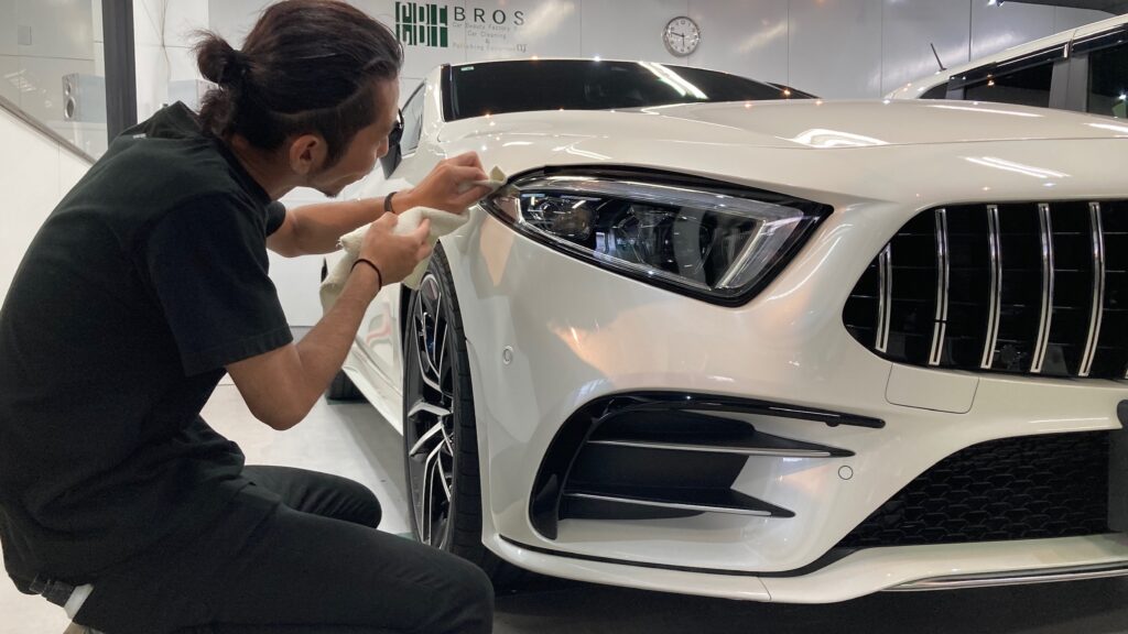 メルセデス・ベンツ・GLC：クラスM施工：仕上げ作業工程：細部を拭き上げている様子