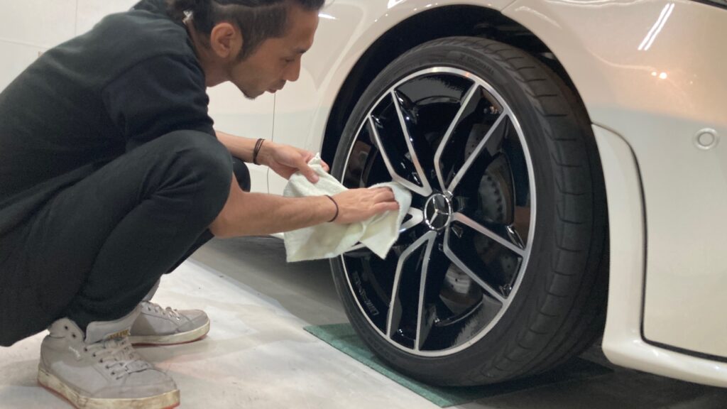 メルセデス・ベンツ・GLC：クラスM施工：仕上げ作業工程：ホイールを拭き上げている様子