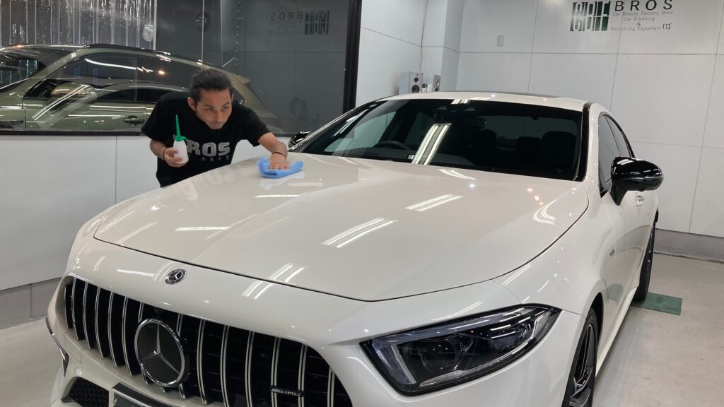 メルセデス・ベンツ・GLC：クラスM施工：仕上げ作業工程：コーティング剤を塗布している様子１