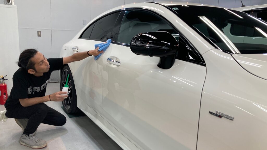 メルセデス・ベンツ・GLC：クラスM施工：仕上げ作業工程：コーティング剤を塗布している様子２