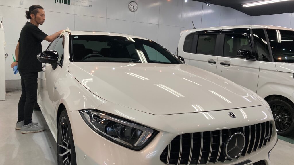 メルセデス・ベンツ・GLC：クラスM施工：仕上げ作業工程：コーティング剤を塗布後、レベリングしている様子