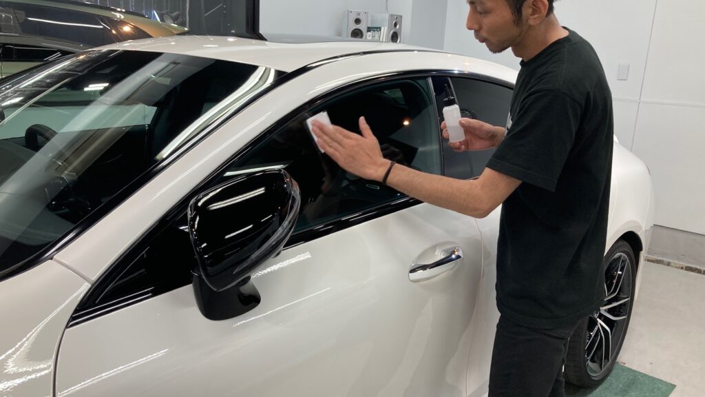 メルセデス・ベンツ・GLC：クラスM施工：仕上げ作業工程：ウィンドウコーティングを施工している様子