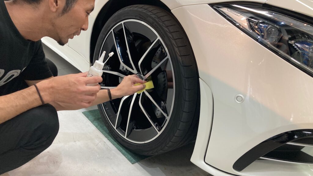メルセデス・ベンツ・GLC：クラスM施工：仕上げ作業工程：ホイールコーティングを施工している様子
